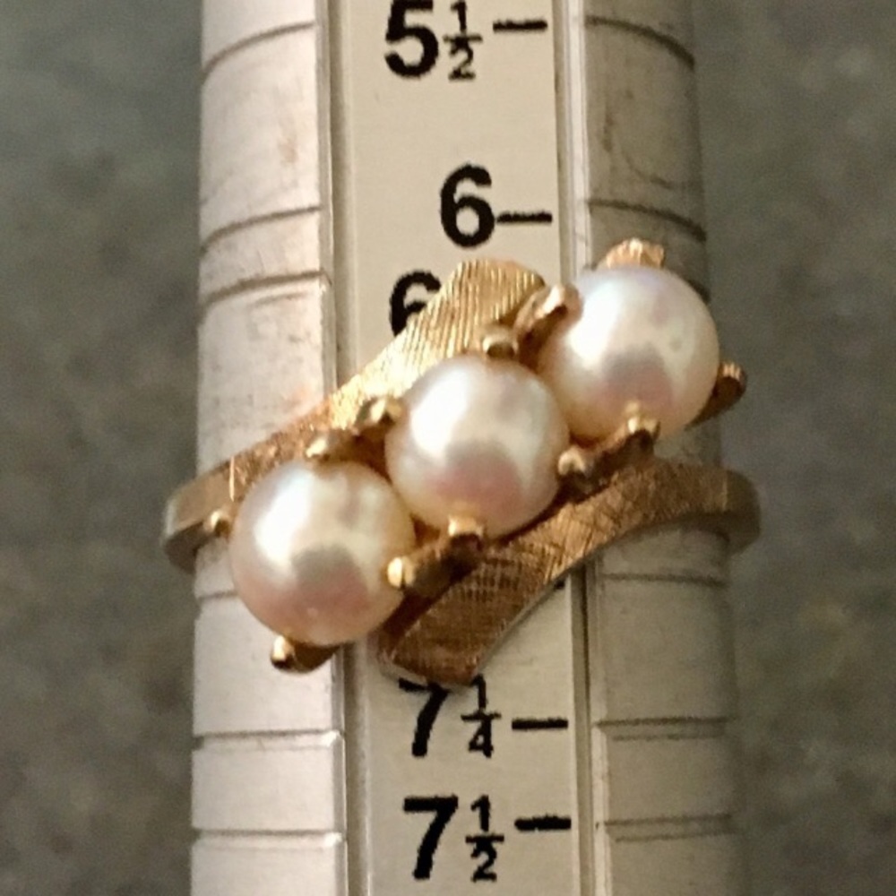 VINTAGE TRIPLE PEARL SOLID GOLD RING - Picture 3 of 7